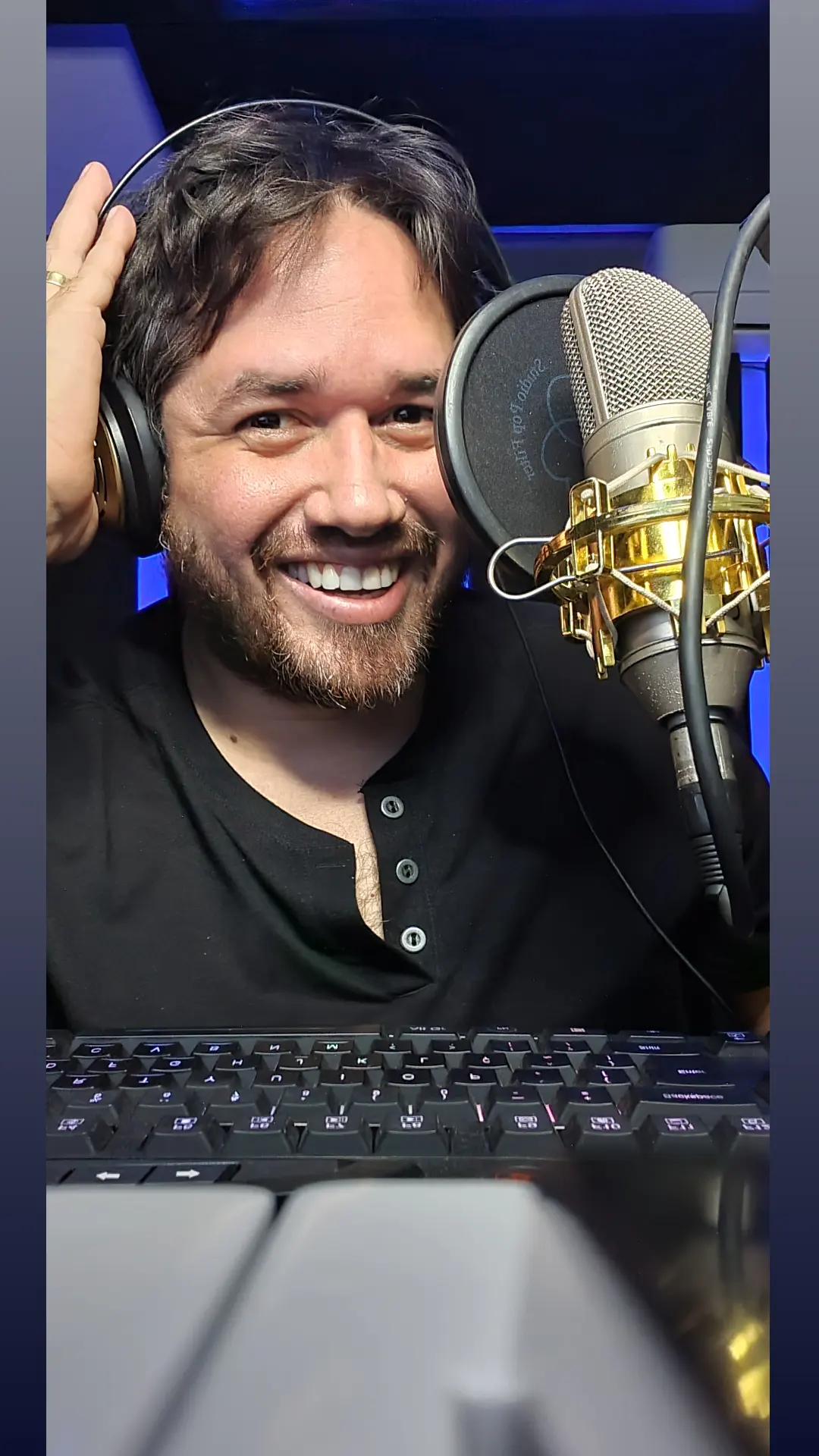 Thiago Henrique Melo em estúdio, com headphone e microfone